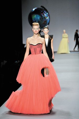 La lencera y el cine brillan en el prt--porter parisino La lencera y el cine brillan en el prt--porter parisino