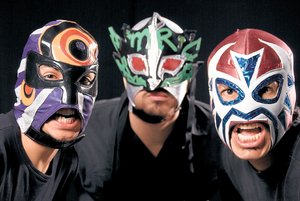 Y en esta esquina... el show de la improlucha Y en esta esquina... el show de la improlucha