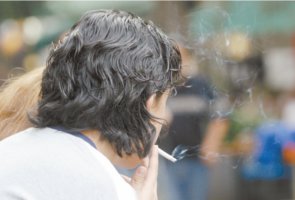Mexicanos mantienen gusto por tabaco; 35% ha fumado