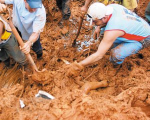 Aludes sepultan a 16 en la sierra de Chiapas