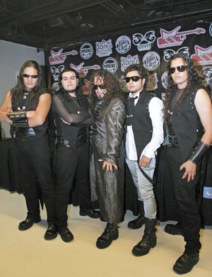 Salvador y Los Eones hacen bolero gtico Salvador y Los Eones hacen bolero gtico