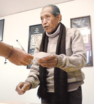 GDF apoya con dinero a afectados por l�nea 12