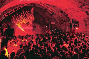 Msica electrnica y cuerpos en medio de un tnel de Guanajuato Msica electrnica y cuerpos en medio de un tnel de Guanajuato