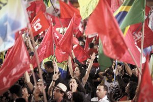 Brasileos eligen su primera presidenta
