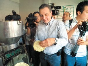 El precio de la tortilla no subir�: Econom�a