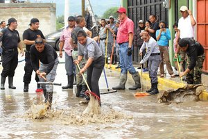 Cuautitl�n: fractura en r�o inunda mil 300 casas