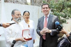 Encarcelan a polica que sustrajo reloj de poeta Encarcelan a polica que sustrajo reloj de poeta