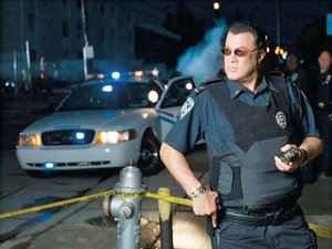 Seagal: 15 dlares por hora como polica antimigrante Seagal: 15 dlares por hora como polica antimigrante