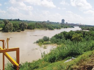 Laredos mantienen al r�o Bravo contaminado: ONG