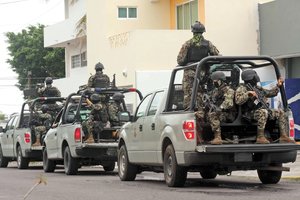 Tiran ocho cuerpos en Veracruz, pese a cerco