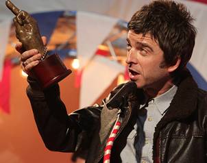 El cantante brit�nico recibi� el premio de los NME