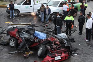 Muere hombre calcinado por accidente en Puebla Debido a la celeridad con la que se quem el auto fue imposible que el conductor pudiera salir