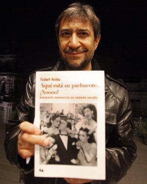 El libro es una historia del M?xico de los a?os 50 y 60, retrata el ambiente del espect?culo y del c
