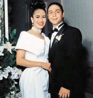 Con libro desea aclarar el tema Selena Con libro desea aclarar el tema Selena