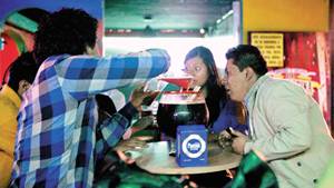 Las promociones del 2X1 y la inseguridad de sus clientes, entre las caracter?sticas de los bares cla