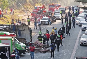 Accidente enluta a la UNAM Adem?s del cami?n de los estudiantes, ocho autom?viles particulares tambi?n resultaron da?ados