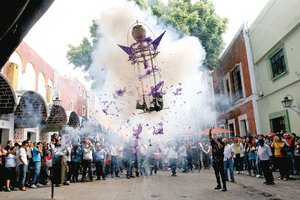 Queman a polticos en ritual religioso Queman a polticos en ritual religioso