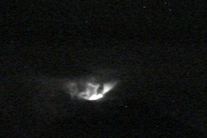 Imagen tomada a las 22:30 horas del 16 de abril muestra el flanco norte del volc?n incluyendo el gla