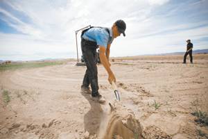 Algunos menonitas de Nuevo Ideal, Durango,  realizan zanjas para una mejor utilizaci?n del agua que 