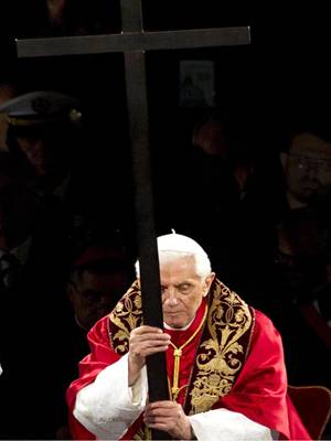 Benedicto XVI preside Viacrucis en Coliseo Romano Al inicio del rito, efectuado en la colina del Palatino, frente al Coliseo, Benedicto XVI fue recib