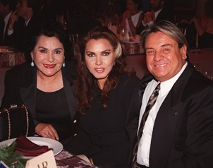 El elenco y producci?n de la obra Aventurera ofreci? un homenaje p?stumo a Juan 'El Chato' Cejudo, q