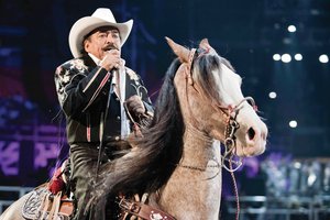 Joan Sebastian se mide montando a caballo