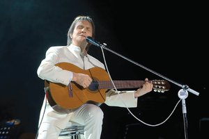 Roberto Carlos regala rosas a sus “amigos” Roberto Carlos regala rosas a sus “amigos”