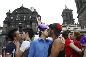 El beso colectivo simboliz? la libertad a involucrarse sentimental, afectuosa y sexualmente con otra