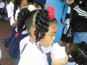 Ni�as paname�as lucen sus trenzas con orgullo