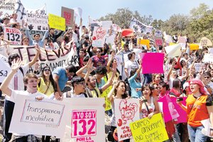 Universitarios protestan contra medios