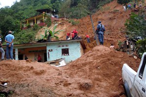 El alud se registr en dos cerros de la comunidad, ubicada a unos 400 kilmetros al noreste de la c