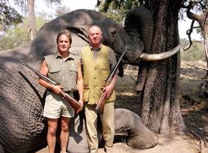 Esta imagen recorri? el mundo. En ella, el rey y su anfitri?n en un safari en Botsuana, aparecen jun