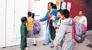 La maestra me castiga y me pone a recoger basura La maestra me castiga y me pone a recoger basura