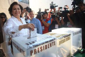 Isabel Miranda de Wallace dej� sus votos en las urnas de una casilla ubicada en la delegaci�n Coyoa