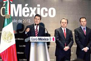 El virtual ganador de la contienda electoral, Enrique Pe?a Nieto, en conferencia acompa?ado de Pedro