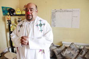 El sacerdote utiliza el humor para acercar a m�s ni�os, j�venes y adultos a la Iglesia cat�lica