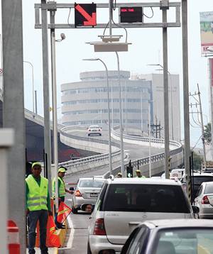 Dan el banderazo en autopista urbana