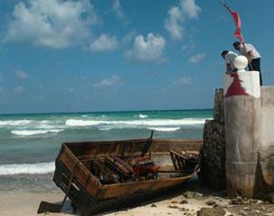 23 cubanos naufragaban frente a Isla Mujeres, pero el navo que tripulaban fue volteado por una mare