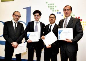 Los ganadores del Primer Concurso de Periodismo de GDA, (de izq. a der.) Gazi Jalil, Juan Pablo Mart