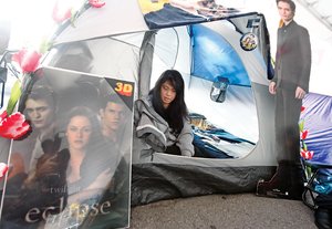 Fiebre Twilight en Hollywood: fans acampan para el estreno mundial