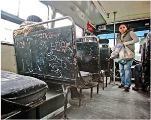 Es com�n que los asientos carezcan de vestiduras y que de sus respaldos asomen clavos