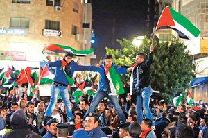 Palestinos celebran en Ramal�, Cisjordania, la decisi�n de la Asamblea General de las Naciones Unida