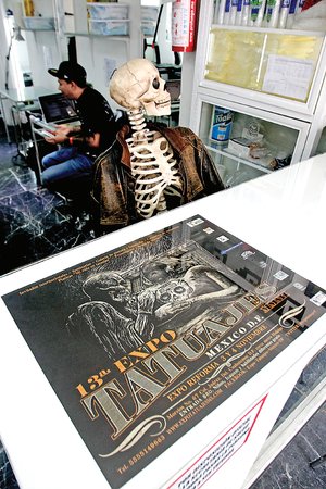 Controlan furia de tatuajes En Mxico la cultura del tatuaje va un paso atrs, no es como en Estados Unidos, se quejan sus defen