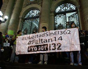 Integrantes del movimiento #YoSoy132 exigen la liberaci�n de 14 detenidos el 1 de diciembre