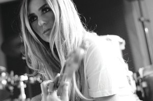 Allie busca el �xito con apoyo de Kalimba