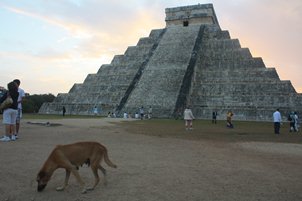 La legendaria zona maya de Chich�n Itz� empez� a recibir a decenas de visitantes desde el nublado am
