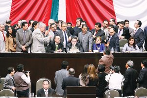 Respaldado por legisladores de MC, el diputado del PT Manuel Huerta (de perfil, cuarto de izq. a der