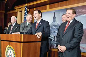 Los senadores John McCain, Charles Schumer, Marco Rubio, Dick Durbin y Robert Menndez, ayer en una 