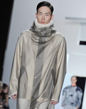 Impermeables casi transparentes, chaquetas y abrigos, a veces con hombros y mangas amplios, o tambi�