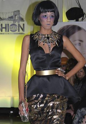 Una modelo luce una de las creaciones del dise�ador dominicano Keither Estevez, durante el Uptown Fa